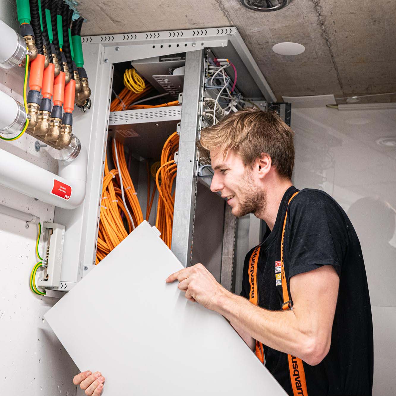 Elektroinstallateur arbeitet an einem Verteilschrank